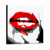 Ručne maľovaný POP Art obraz RED LIPS – 3D vizualizácia ručne maľovaného plátna na bielom pozadí. Dominantné farby: červená, čierna, biela.