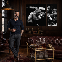 Ručne maľovaný POP Art obraz Tyson vs. Lewis – obraz v modernom mužskom interiéri, lifestyle vizualizácia. Dominantné farby: čierna, biela, sivá.