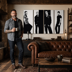Ručne maľovaný POP Art obraz U2 in Black – obraz v modernom mužskom interiéri, lifestyle vizualizácia. Dominantné farby: čierna, biela, šedá.
