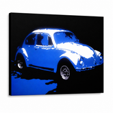 Ručne maľovaný POP Art obraz Volkswagen Beetle – 3D vizualizácia ručne maľovaného plátna na bielom pozadí. Dominantné farby: modrá, biela, čierna.