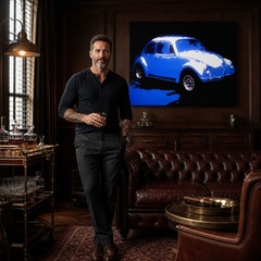Ručne maľovaný POP Art obraz Volkswagen Beetle – obraz v modernom mužskom interiéri, lifestyle vizualizácia. Dominantné farby: modrá, biela, čierna.