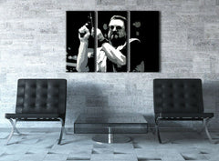 Pop art obraz na plátne s motívom Big Lebowski v bielo-sivých odtieňoch zavesený v interiéri obývačky, intenzívna atmosféra, sila a moc | Ručne maľovaný POP Art obraz Big Lebowski – interiér, pohľad 2