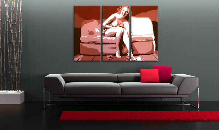 Pop art obraz na plátne s motívom Marilyn Monroe v béžovo-hnedých odtieňoch zavesený v interiéri obývačky | Ručne maľovaný POP Art obraz Marilyn Monroe – interiér, pohľad 2