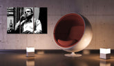 Pop art obraz na plátne s motívom Marlon Brando, cigara v bielo-sivých odtieňoch zavesený v interiéri obývačky, intenzívna atmosféra, kriminálna dráma – interiér