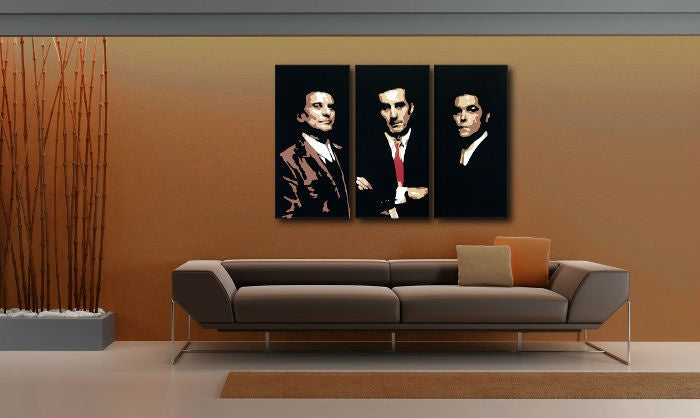 Pop art obraz na plátne s motívom Goodfellas v bielo-hnedých odtieňoch zavesený v interiéri obývačky, ikonografia | Ručne maľovaný POP Art obraz Goodfellas – interiér