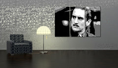 Pop art obraz na plátne s motívom Godfather Rober De Niro v bielo-sivých odtieňoch zavesený v interiéri pracovne, intenzívna atmosféra, filmový svet a mestský život – interiér