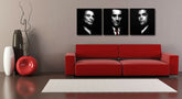 Pop art obraz na plátne s motívom Goodfellas v bielo-sivých odtieňoch zavesený v interiéri kancelárie, dramatická atmosféra | Ručne maľovaný POP Art obraz Goodfellas – interiér
