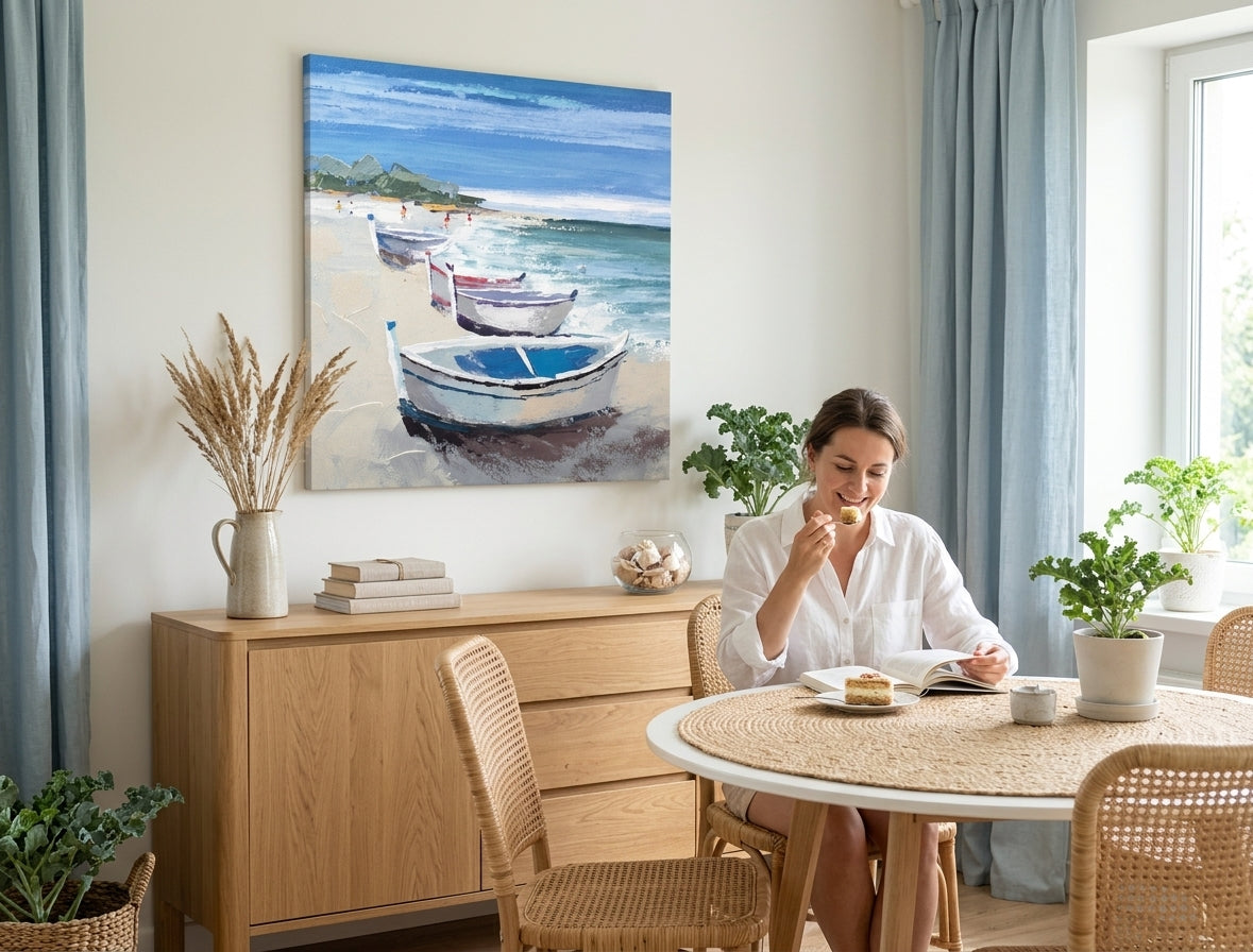 V boho štýle obraz na plátne s motívom LOĎKY, pláž, oceán, krajina, more a pláž v bielo-béžových odtieňoch zavesený v interiéri obývačky | Maľovaný obraz na stenu LOĎKY – interiér