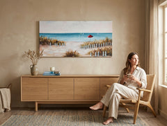 V boho štýle obraz na plátne s motívom PLÁŽ, oceán, more a pláž v bielo-béžových odtieňoch zavesený v interiéri spálne, pokojná atmosféra, prímorský život – interiér