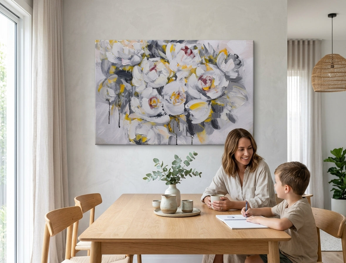 Ručne maľovaný obraz na plátne s motívom kvety, príroda v bielo-sivých odtieňoch zavesený v interiéri kuchyne, elegantná atmosféra, príroda a jarná atmosféra – interiér