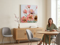 Ručne maľovaný obraz na plátne s motívom maky, kvety, príroda, zviera v ružovo-zelených odtieňoch zavesený v interiéri spálne, nežná atmosféra – interiér