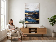 Ručne maľovaný obraz na plátne s motívom krajina, náboženský motív v béžovo-hnedých odtieňoch zavesený v interiéri obývačky, pokojná atmosféra – interiér