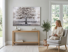 Ručne maľovaný obraz na plátne s motívom STROM, les, opar, krajina, kvety v bielo-sivých odtieňoch zavesený v interiéri pracovne, pokojná atmosféra – interiér