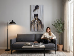 Ručne maľovaný obraz na plátne s motívom ŽENA, krajina, príroda v bielo-sivých odtieňoch zavesený v interiéri spálne, elegantná atmosféra, elegancia – interiér