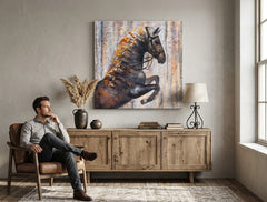 Moderný obraz na plátne s motívom KÔŇ 75x75 cm, kôň v hnedých odtieňoch zavesený v interiéri obývačky, rustikálna atmosféra, príroda a sila | Maľovaný obraz na stenu KÔŇ 75x75 cm – interiér