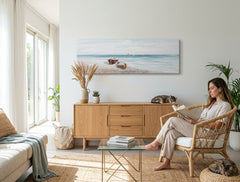 V boho štýle obraz na plátne s motívom PLÁŽ, oceán, obloha, more a pláž v bielo-béžových odtieňoch zavesený v interiéri obývačky, pokojná atmosféra – interiér