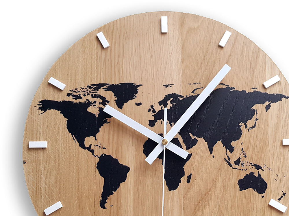 Drevené nástenné hodiny Mapa Čierna