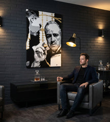 Ručne maľovaný obraz na plátne s motívom PREMIUM ART – The Godfather, automobil v bielo-zlatých odtieňoch zavesený v interiéri obývačky, sila a moc a rodina – interiér, pohľad 3