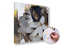 Maľovanie podľa čísel ŽENA S KVETOM VO VLASOCH – nízka náročnosť | rôzne rozmery a možnosť rámovania