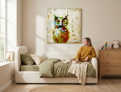V boho štýle obraz na plátne s motívom SOVA, vták, vetvy, listy, príroda vo viacfarebných odtieňoch zavesený v interiéri obývačky, rozmarná atmosféra – interiér