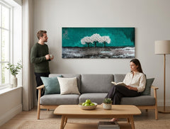 Klasický obraz na plátne s motívom stromy, obloha, krajina, kvety, príroda v bielo-modrých odtieňoch zavesený v interiéri obývačky, príroda a samota – interiér