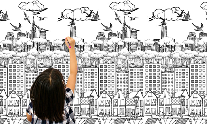 Moderný obraz na plátne s motívom dievča, panoráma mesta, vtáky, oblaky, detský motív v bielo-čiernych odtieňoch zavesený v interiéri detskej izby – interiér
