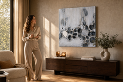 Maľovaný obraz na stenu ABSTRAKT 100x100 cm – ručne maľovaný obraz v elegantnom interiéri (Golden hour luxe) | wall mockup | premium canvas | Papilora.sk