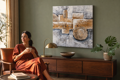 Maľovaný obraz na stenu ABSTRAKT 50x50 cm – ručne maľovaný obraz v elegantnom interiéri (Mid-century warm) | wall mockup | premium canvas | Papilora.sk