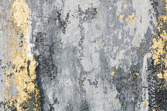 Makro detail ručne maľovaného obrazu s motívom zlaté a sivé vertikálne pruhy – viditeľná textúra akrylových ťahov a reliéf, Papilora.