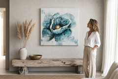 Maľovaný obraz na stenu KVETY 50x50 cm – ručne maľovaný obraz v elegantnom interiéri (Modern coastal) | wall mockup | premium canvas | Papilora.sk