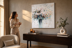 Maľovaný obraz na stenu KVETY VO VÁZE 70x70 cm – ručne maľovaný obraz v elegantnom interiéri (Golden hour luxe) | wall mockup | premium canvas | Papilora.sk