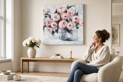 Maľovaný obraz na stenu KVETY VO VÁZE 70x70 cm – ručne maľovaný obraz v elegantnom interiéri (Scandi cream) | wall mockup | premium canvas | Papilora.sk