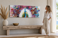 Maľovaný obraz na stenu PÁV 100x40 cm – ručne maľovaný obraz v elegantnom interiéri (Modern coastal) | wall mockup | premium canvas | Papilora.sk