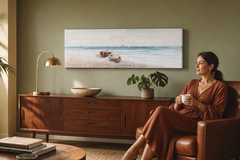 Maľovaný obraz na stenu PLÁŽ 120x40 cm – ručne maľovaný obraz v elegantnom interiéri (Mid-century warm) | wall mockup | premium canvas | Papilora.sk
