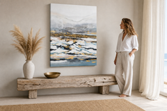Maľovaný obraz na stenu PRÍRODA 60x90 cm – ručne maľovaný obraz v elegantnom interiéri (Modern coastal) | wall mockup | premium canvas | Papilora.sk