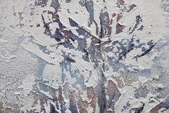 Makro detail ručne maľovaného obrazu s motívom zimné stromy pri jazere v bielo-modrých odtieňoch – viditeľná textúra akrylových ťahov a reliéf, Papilora.