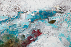 Makro detail ručne maľovaného obrazu s motívom mapa sveta v zemitých a modrých odtieňoch – viditeľná textúra akrylových ťahov a reliéf, Papilora.