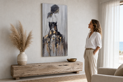 Maľovaný obraz na stenu ŽENA 50x100 cm – ručne maľovaný obraz v elegantnom interiéri (Modern coastal) | wall mockup | premium canvas | Papilora.sk