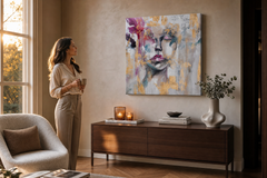 Maľovaný obraz na stenu ŽENA 80x80 cm – ručne maľovaný obraz v elegantnom interiéri (Golden hour luxe) | wall mockup | premium canvas | Papilora.sk