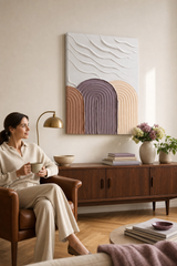 Maľovaný obraz so štruktúrou  - Ráno na Mount Evereste – ručne maľovaný obraz v elegantnom interiéri (Mid-century warm) | wall mockup | premium canvas | Papilora.sk