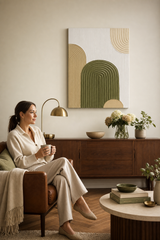 Maľovaný obraz so štruktúrou  - Slnečný deň v horách – ručne maľovaný obraz v elegantnom interiéri (Mid-century warm) | wall mockup | premium canvas | Papilora.sk