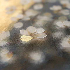 Makro detail ručne maľovaných impasto ťahov akrylovou farbou na povrchu kvetov, viditeľná textúra a reliéf — Papilora Crafted for Home.