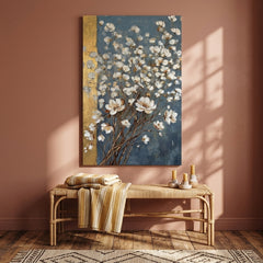 Obraz abstraktná kytica bielych kvetov zavesený v modernom štýlovom interiéri obývačky, nad drevenou konzolou s vázou a sviečkou.