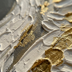 Makro detail ručne maľovaných impasto ťahov akrylovou farbou na plochy obrazu, viditeľná textúra a reliéf — Papilora Crafted for Home.