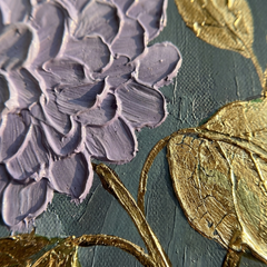 Makro detail ručne maľovaných impasto ťahov akrylovou farbou na povrchu kvetov, viditeľná textúra a reliéf — Papilora Crafted for Home.