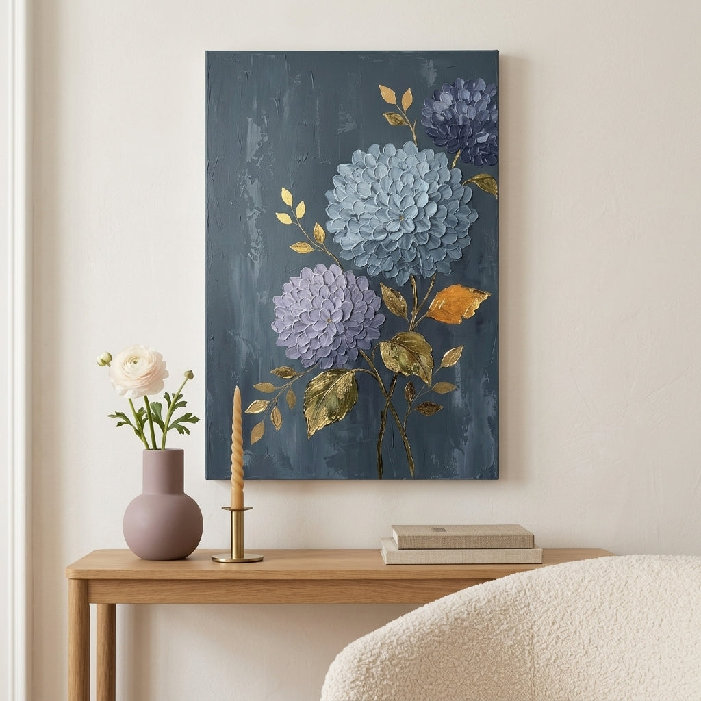 Obraz hortenzie zavesený v modernom štýlovom interiéri obývačky, nad drevenou konzolou s vázou a sviečkou.