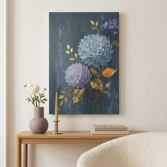 Obraz hortenzie zavesený v modernom štýlovom interiéri obývačky, nad drevenou konzolou s vázou a sviečkou.