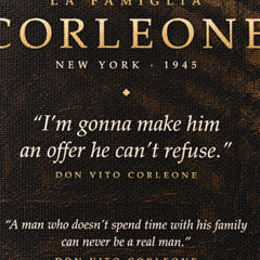 Detail obrazu Krstný otec – nápis La Famiglia Corleone a citát I'm gonna make him an offer he can't refuse