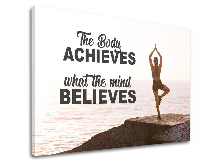 Moderný obraz na plátne s motívom The body achieves, oceán, motivačný citát v čiernych odtieňoch, pokojná atmosféra, vnútorný pokoj | Motivačný obraz na stenu The body achieves_001 – produkt
