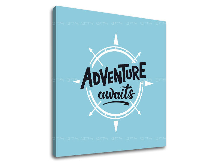 Moderný obraz na plátne s motívom Adventure awaits, cestovateľský motív, mapa, motivačný citát v bielo-modrých odtieňoch, inšpiratívna atmosféra – produkt